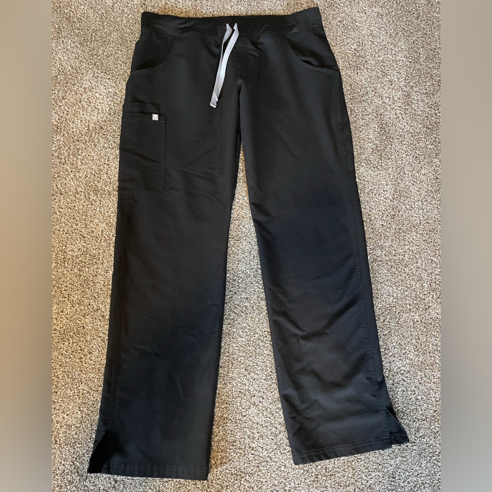 Figs women’s black Kade Cargo Scrub Pants size Large regular